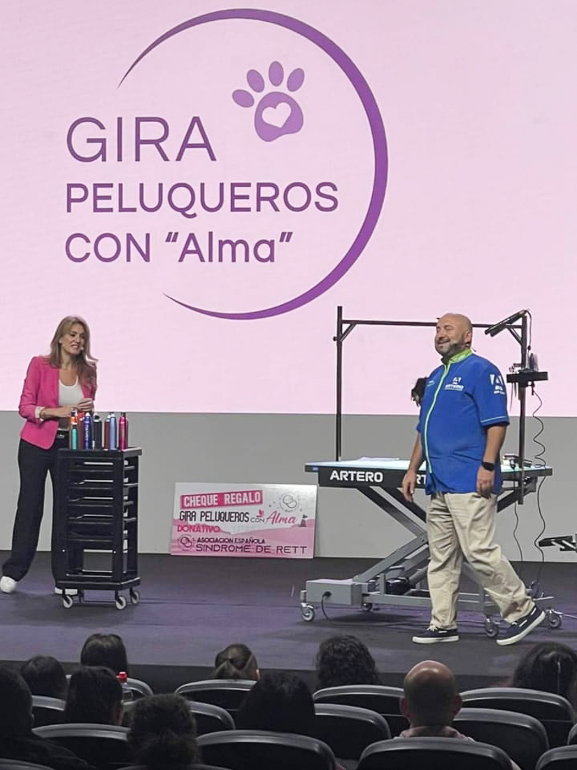 peluquero carlos dando una exposicion